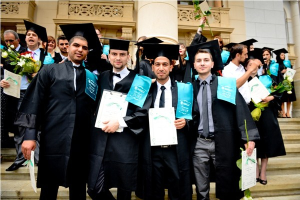 بالصور: الإحتفال بتخريج الصيادلة "يوسف العبرة" و"أديب الزبارقة" برومانيا